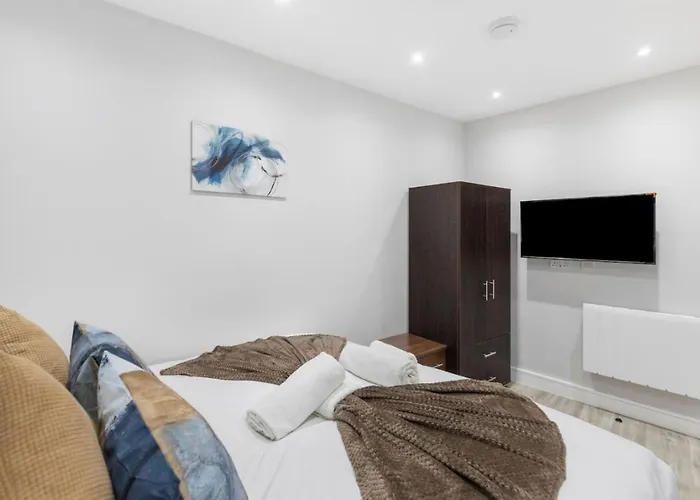 Stylish Modern Gem Golders Green